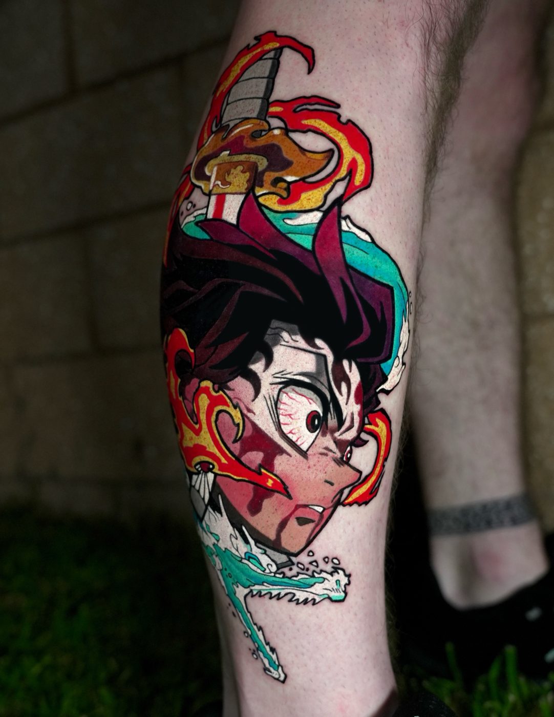 Tatuaje a color estilo anime en la pantorrilla