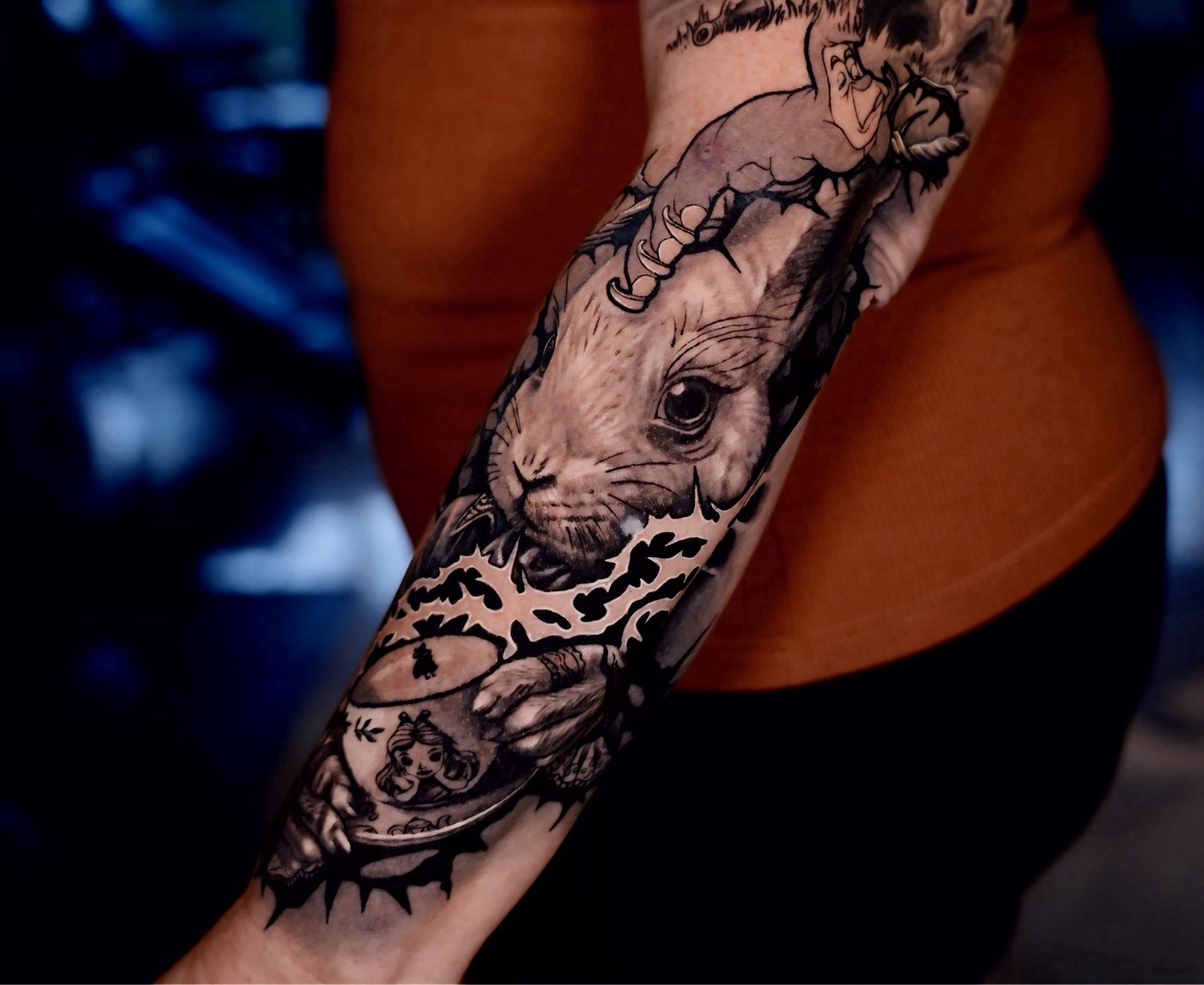 Antebrazo realista con conejo y detalles surrealistas