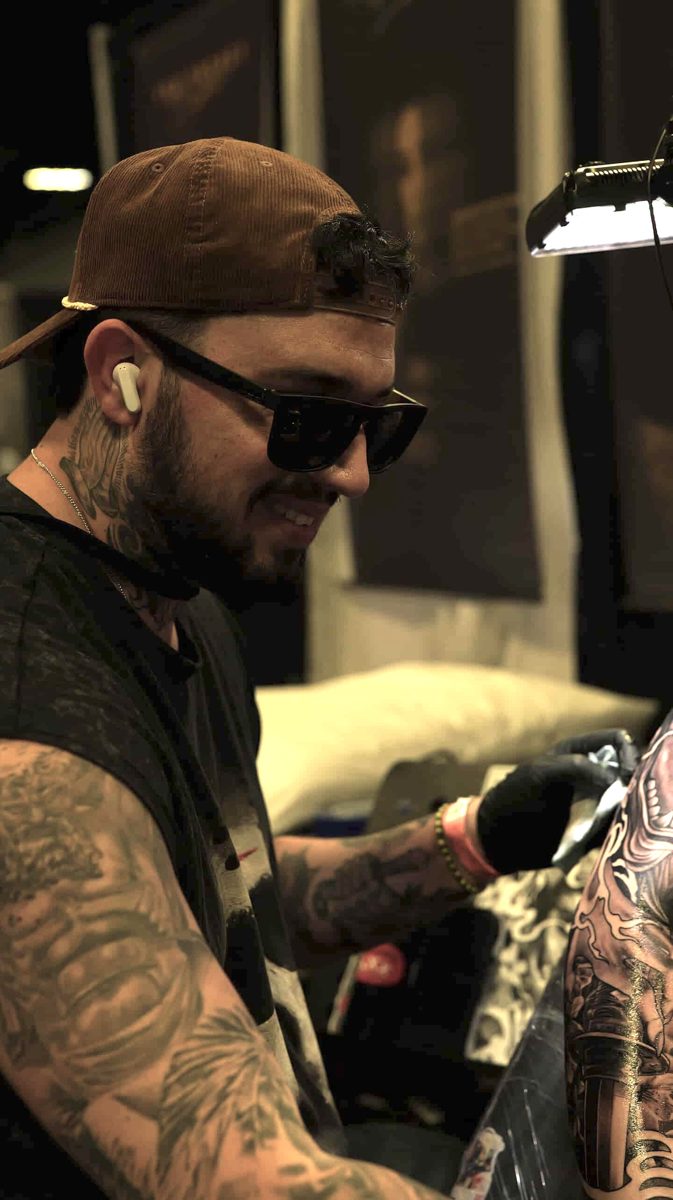 Juanky tatuando en su estación de trabajo
