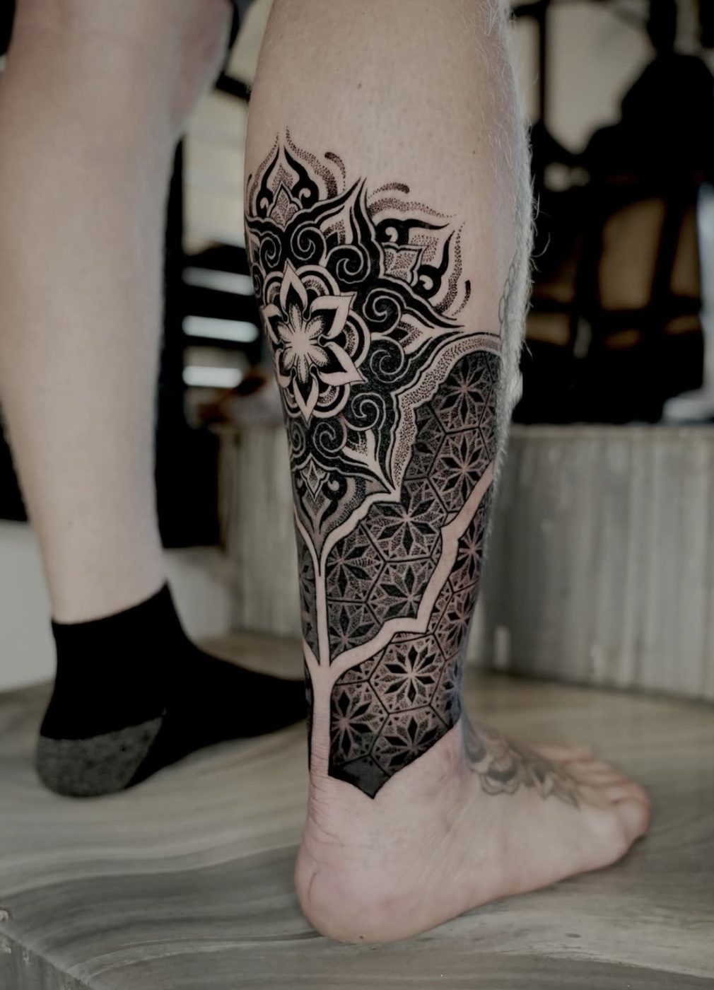 Mandala y geometría sagrada en la pierna