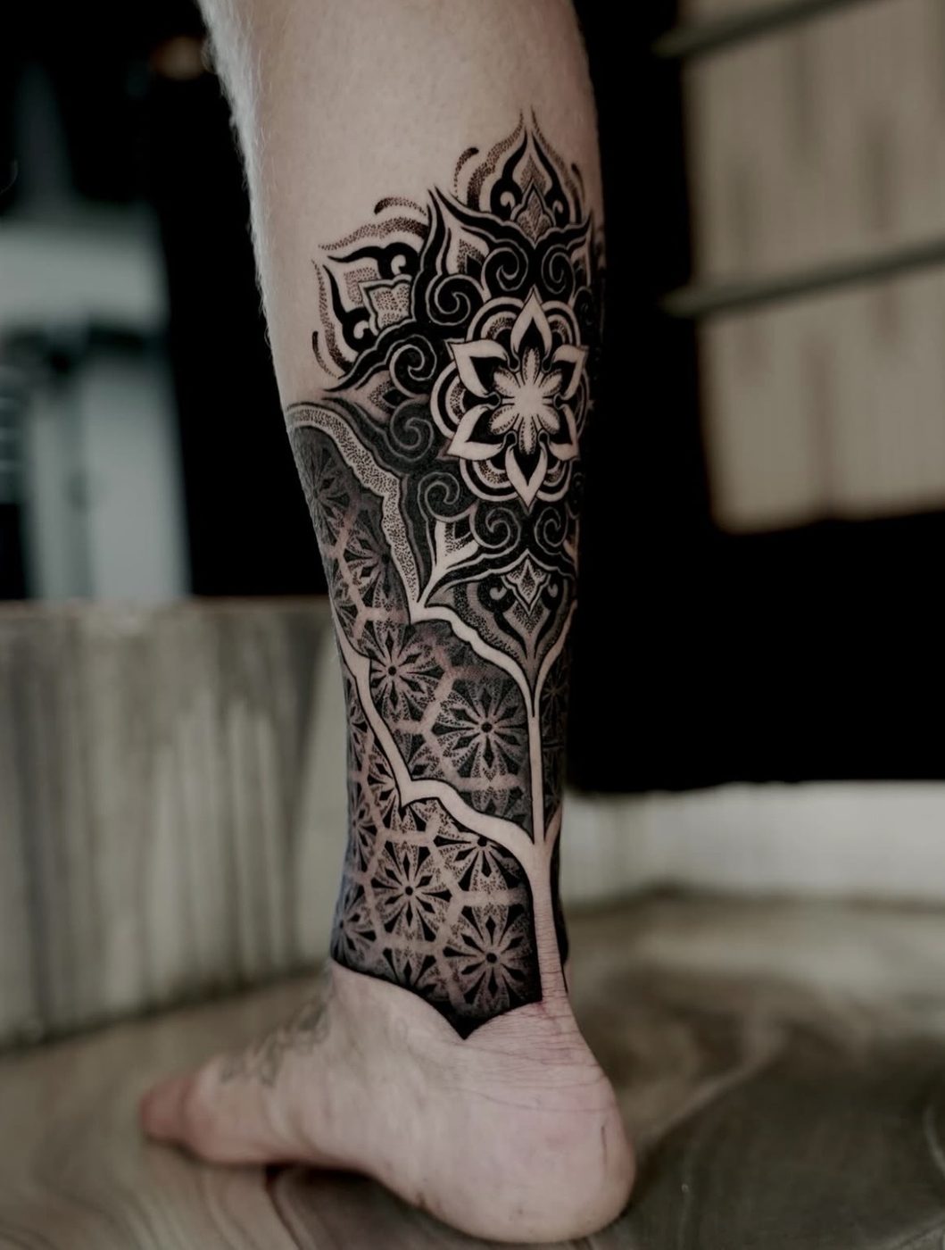 Mandala ornamental con dotwork en la pierna