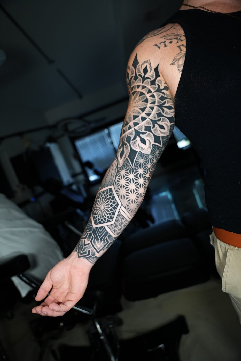 Manga geométrica con dotwork en el brazo