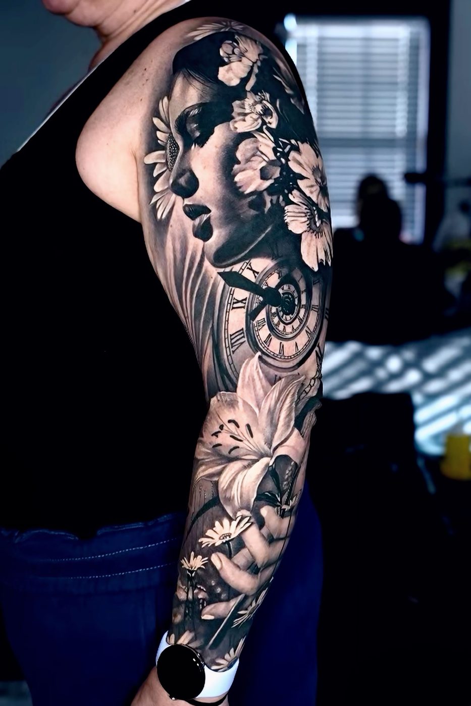 Manga realista con rostro de mujer, reloj y flores